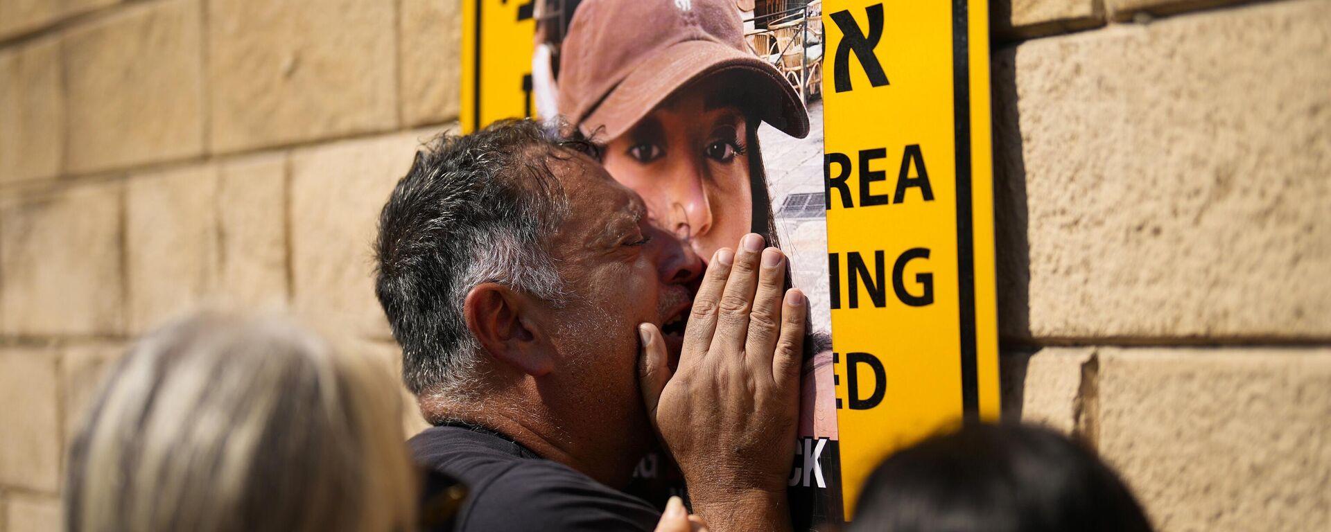 Эли Албаг плачет у фотографии своей дочери Лири во время акции протеста с требованием освободить израильтян, которые были похищены во время нападения ХАМАСа на прошлой неделе в Тель-Авиве, Израиль - اسپوتنیک افغانستان  , 1920, 28.10.2023