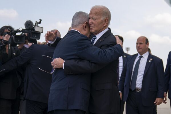 رئیس جمهور جو بایدن پس از ورود به فرودگاه بین المللی بن گوریون مورد استقبال بنیامین نتانیاهو نخست وزیر اسرائیل قرار گرفت. 18 اکتبر 2023 - اسپوتنیک افغانستان  