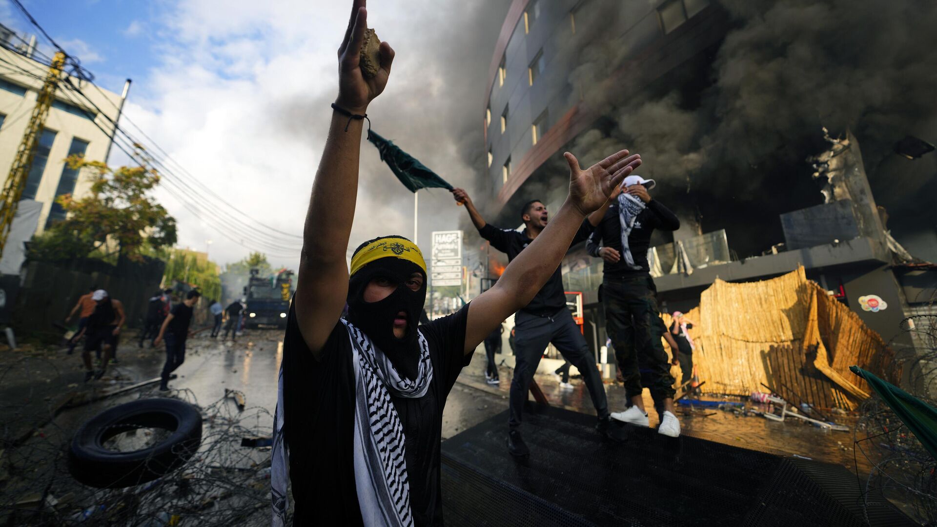 Протестующие скандируют лозунги во время демонстрации солидарности с палестинским народом, возле посольства США в Аукаре, северном пригороде Бейрута, Ливан - اسپوتنیک افغانستان  , 1920, 31.10.2023