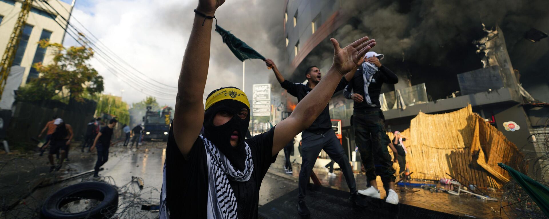 Протестующие скандируют лозунги во время демонстрации солидарности с палестинским народом, возле посольства США в Аукаре, северном пригороде Бейрута, Ливан - اسپوتنیک افغانستان  , 1920, 31.10.2023