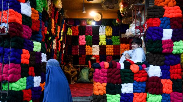 Женщина в парандже проходит мимо магазина, Афганистан - اسپوتنیک افغانستان  
