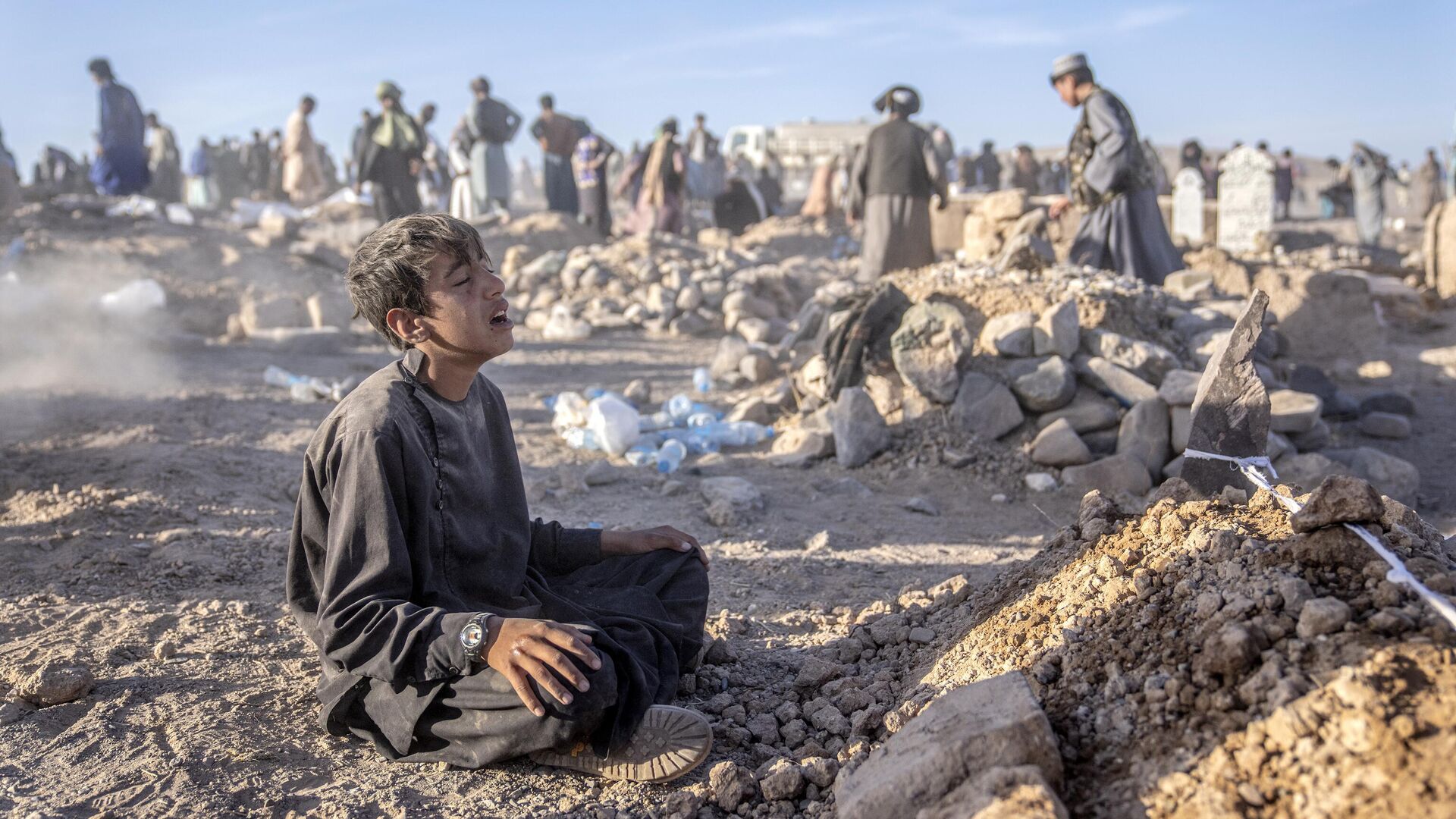 Афганский мальчик скорбит рядом с могилой своего младшего брата, погибшего в результате землетрясения в провинции Герат на западе Афганистана - اسپوتنیک افغانستان  , 1920, 20.10.2023
