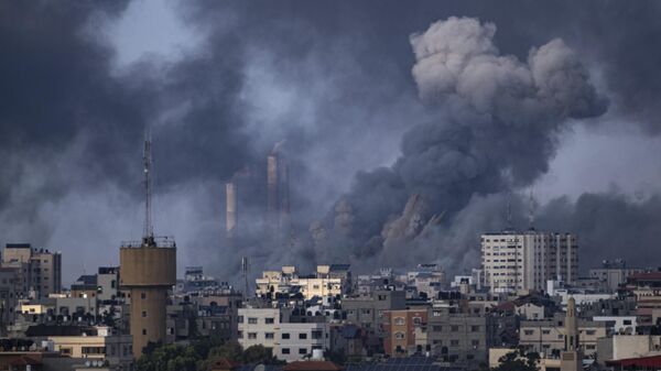 Smoke rises following an Israeli airstrike in Gaza City - اسپوتنیک افغانستان  