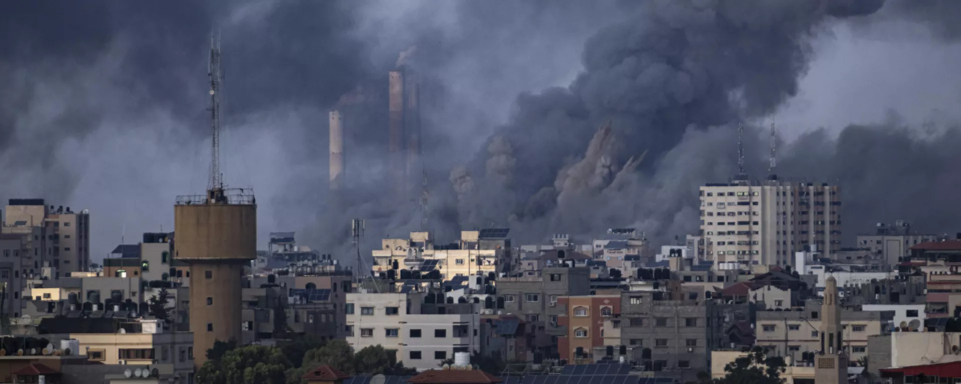 Smoke rises following an Israeli airstrike in Gaza City - اسپوتنیک افغانستان  , 1920, 27.10.2023