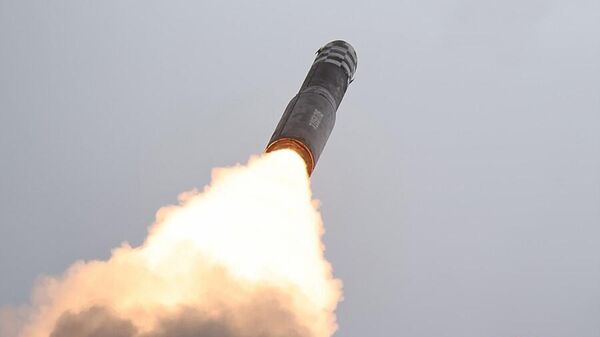 Испытательный пуск северокорейской межконтинентальной баллистической ракеты Хвасонпо-18 - اسپوتنیک افغانستان  