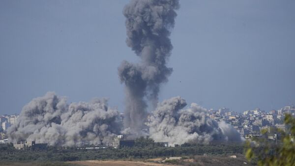 Поднимающийся дым после израильского авиаудара по сектору Газа, наблюдаемый с юга Израиля - اسپوتنیک افغانستان  