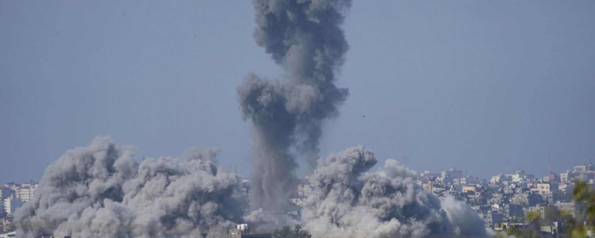 Поднимающийся дым после израильского авиаудара по сектору Газа, наблюдаемый с юга Израиля - اسپوتنیک افغانستان  , 1920, 21.10.2023