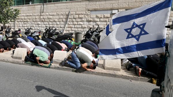 Мусульмане совершают пятничную полуденную молитву в Восточном Иерусалиме - اسپوتنیک افغانستان  