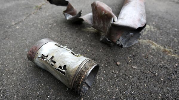 Фрагменты разорвавшегося снаряда на месте обстрела со стороны ВСУ Киевского района Донецка - اسپوتنیک افغانستان  