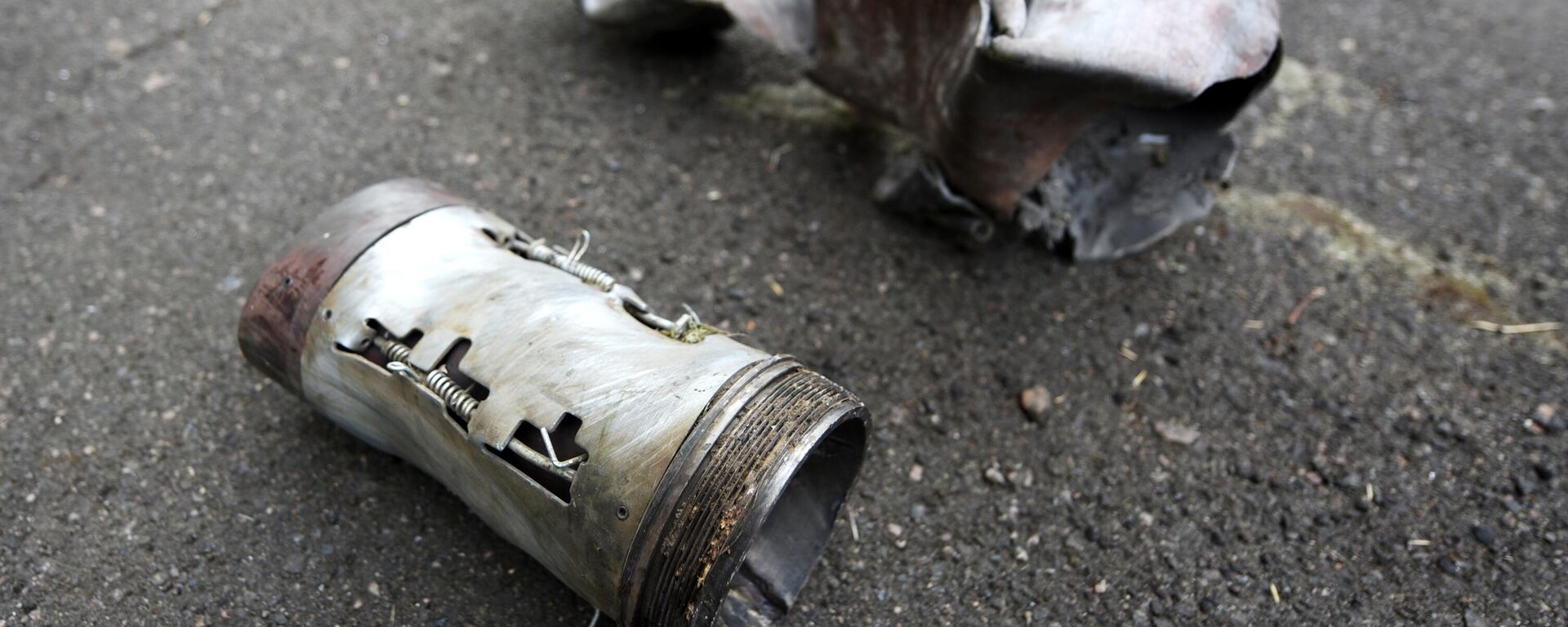 Фрагменты разорвавшегося снаряда на месте обстрела со стороны ВСУ Киевского района Донецка - اسپوتنیک افغانستان  , 1920, 23.10.2023