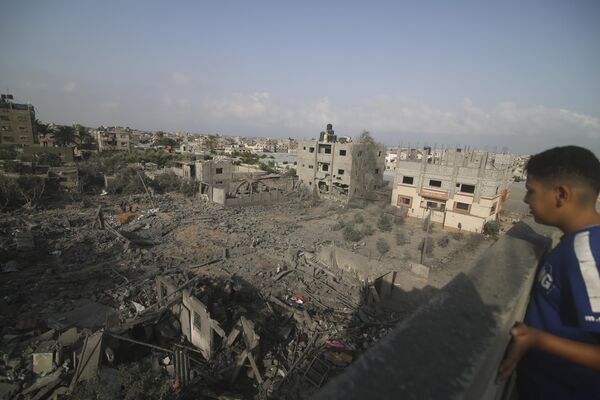 نگاه یک کودک فلسطینی به ساختمان های ویران شده در بمباران نوار غزه توسط اسرائیل در رفح - اسپوتنیک افغانستان  