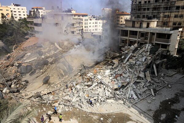 دود از خرابه های ساختمانی که در اثر حمله هوایی اسرائیل در شهر غزه با خاک یکسان شده بلند می شودسرویس پزشکی اورژانس ماگن دیوید ادوم در بیانیه ای اعلام کرد که دست کم 40 نفر در جریان درگیری با شبه نظامیان فلسطینی در 7 اکتبر در اسرائیل کشته شده اند. - اسپوتنیک افغانستان  