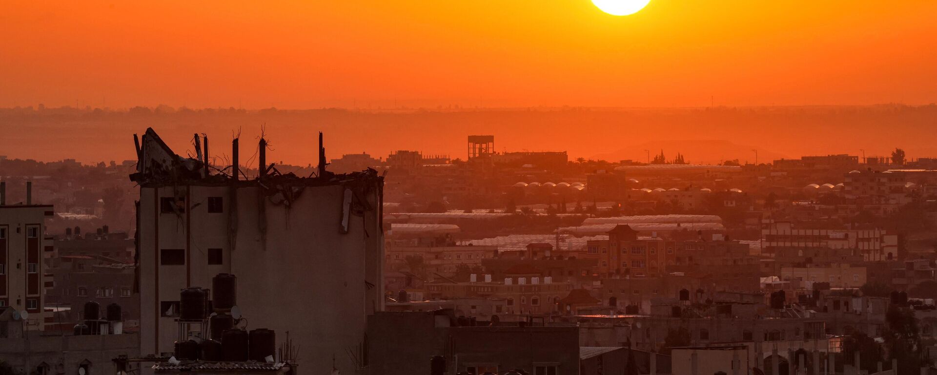 Рассвет за разрушенным зданием над горизонтом города Хан-Юнис на юге сектора Газа - اسپوتنیک افغانستان  , 1920, 25.10.2023