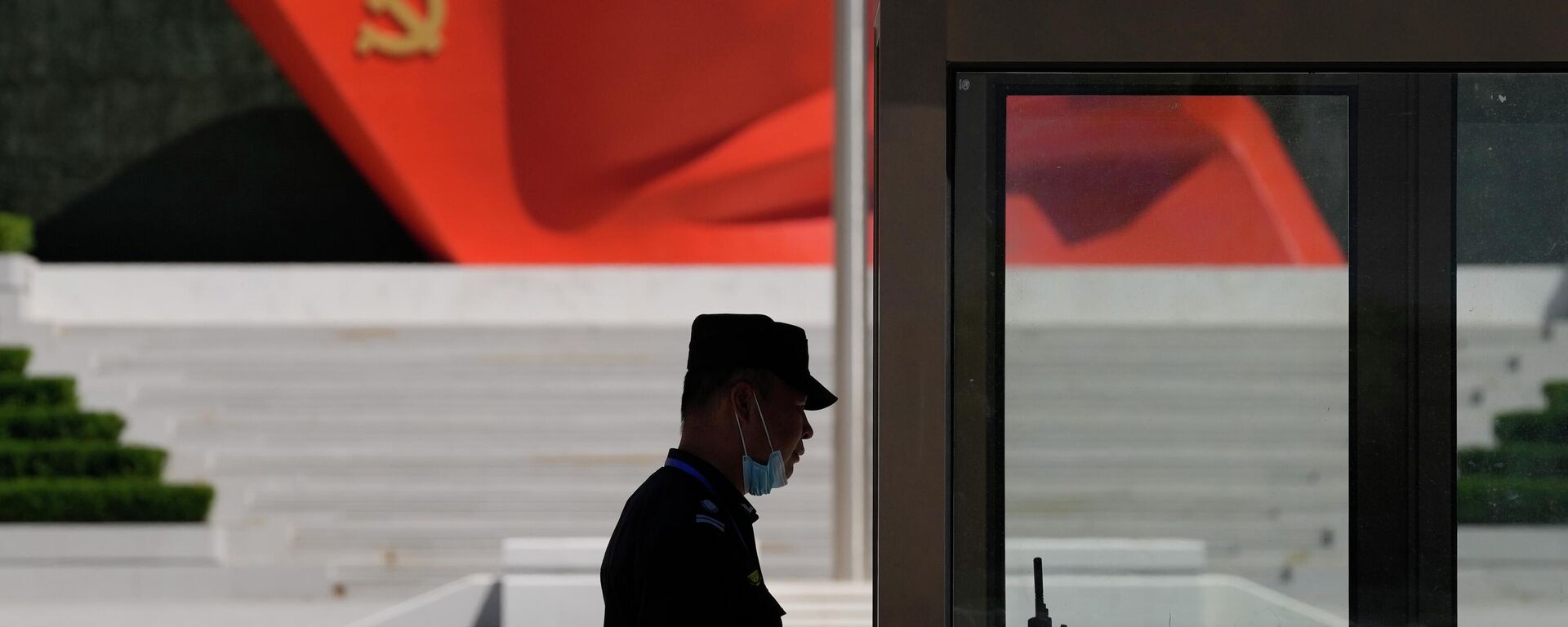 A security guard stands near a sculpture of the Chinese Communist Party flag at the Museum of the Communist Party of China on May 26, 2022, in Beijing. - اسپوتنیک افغانستان  , 1920, 23.10.2023