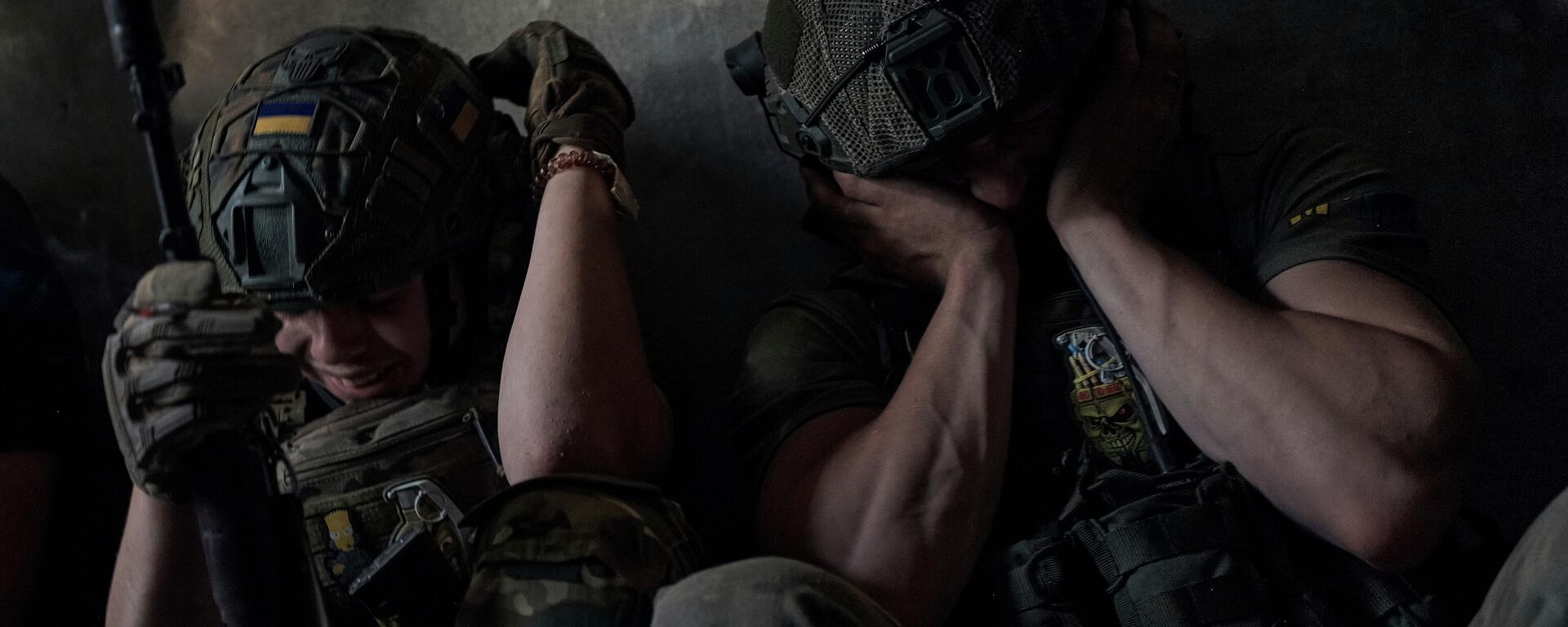Украинские солдаты закрывают уши в укрытии на передовой в Запорожской области 2 июля 2023 года. - اسپوتنیک افغانستان  , 1920, 10.04.2024