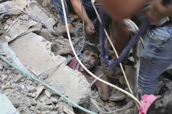 فلسطینی‌ها یک بازمانده از بمباران نوار غزه را در اردوگاه نصیرات نجات دادند. - اسپوتنیک افغانستان  