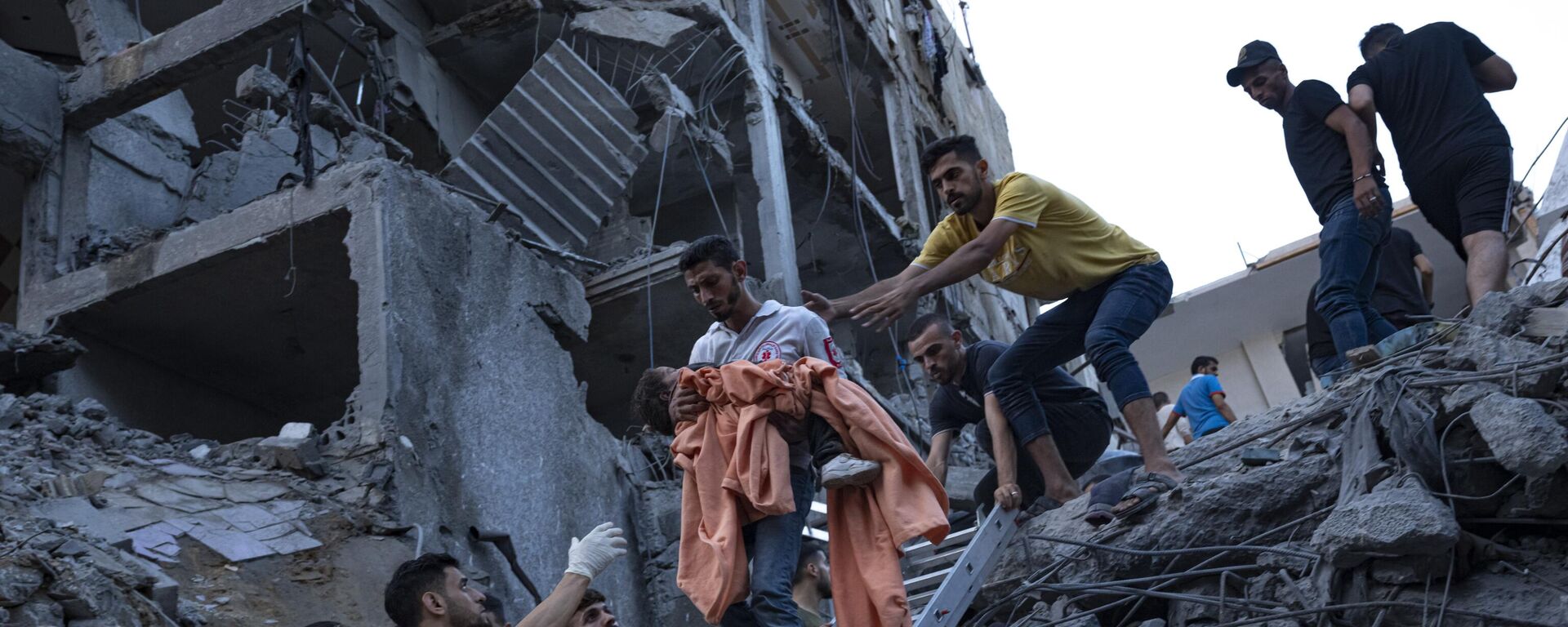 Палестинцы выносят ребенка из-под обломков разрушенного жилого дома после авиаудара Израиля  - اسپوتنیک افغانستان  , 1920, 29.10.2023