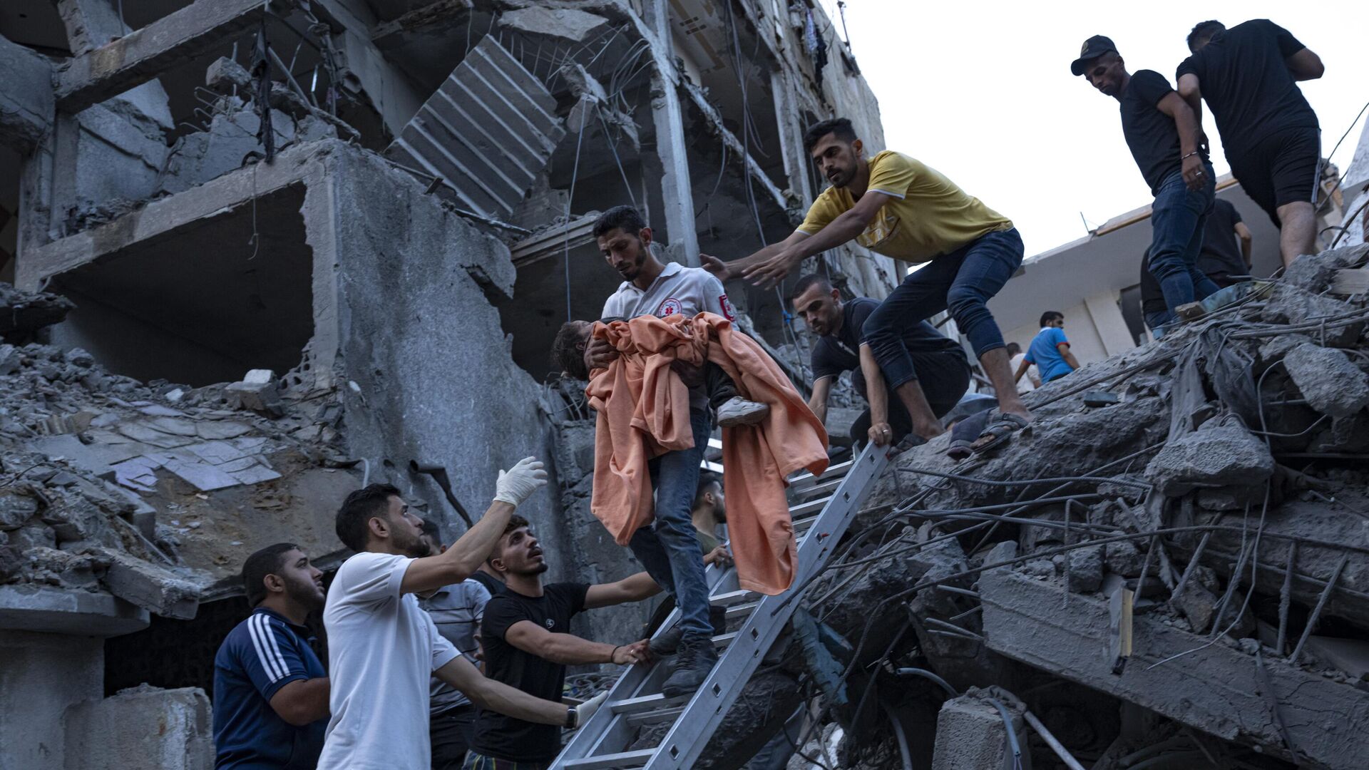 Палестинцы выносят ребенка из-под обломков разрушенного жилого дома после авиаудара Израиля  - اسپوتنیک افغانستان  , 1920, 25.10.2023