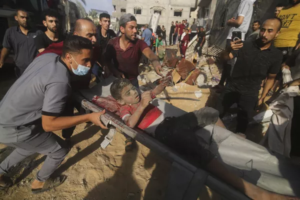 فلسطینی ها پس از حمله اسرائیل به خانه خانواده ضروب در رفح، نوار غزه، کودکی را از زیر آوار بیرون کشیدند. - اسپوتنیک افغانستان  
