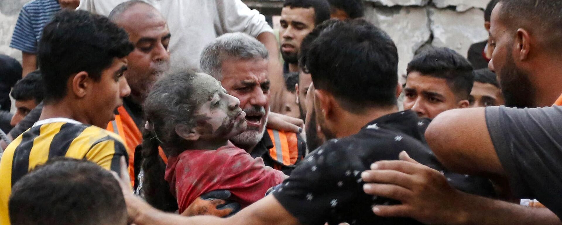 Мужчина выносит раненую девочку из-под обломков рухнувшего здания после израильского удара по городу Дейр-эль-Балах в центральной части сектора Газа - اسپوتنیک افغانستان  , 1920, 02.11.2023