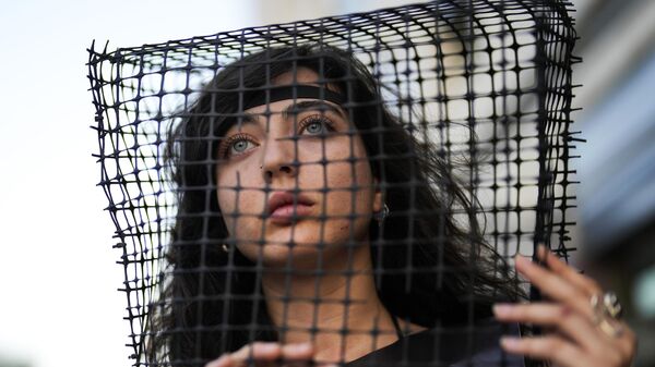 Женщина на акции протеста с требованием освободить израильтян и немцев, удерживаемых ХАМАСом в Газе, у здания посольства Германии в Тель-Авиве, Израиль - اسپوتنیک افغانستان  