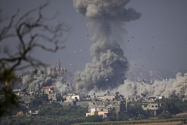 پس از حمله هوایی اسرائیل به نوار غزه، دود بلند شد. - اسپوتنیک افغانستان  