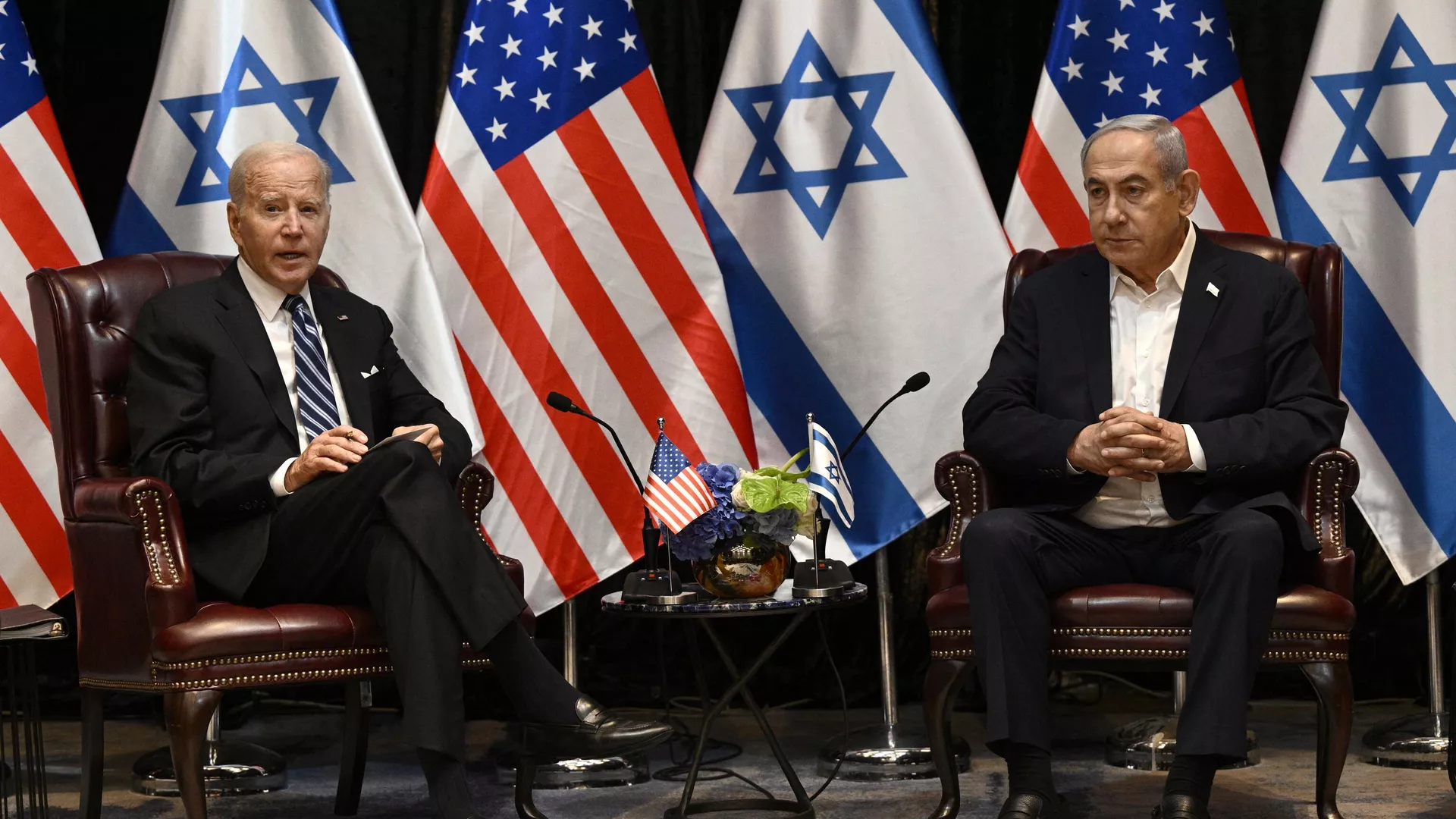 US President Joe Biden (L) listens to Israel's Prime Minister Benjamin Netanyahu as he joins a meeting of the Israeli war cabinet in Tel Aviv on October 18, 2023. US President Joe Biden (L) listens to Israel's Prime Minister Benjamin Netanyahu as he joins a meeting of the Israeli war cabinet in Tel Aviv on October 18, 2023. - اسپوتنیک افغانستان , 1920, 27.10.2023
