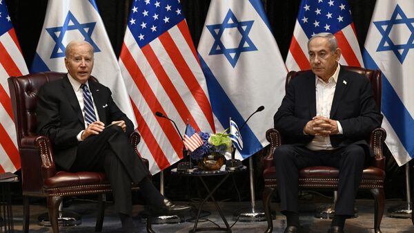 US President Joe Biden (L) listens to Israel's Prime Minister Benjamin Netanyahu as he joins a meeting of the Israeli war cabinet  in Tel Aviv on October 18, 2023. - اسپوتنیک افغانستان  