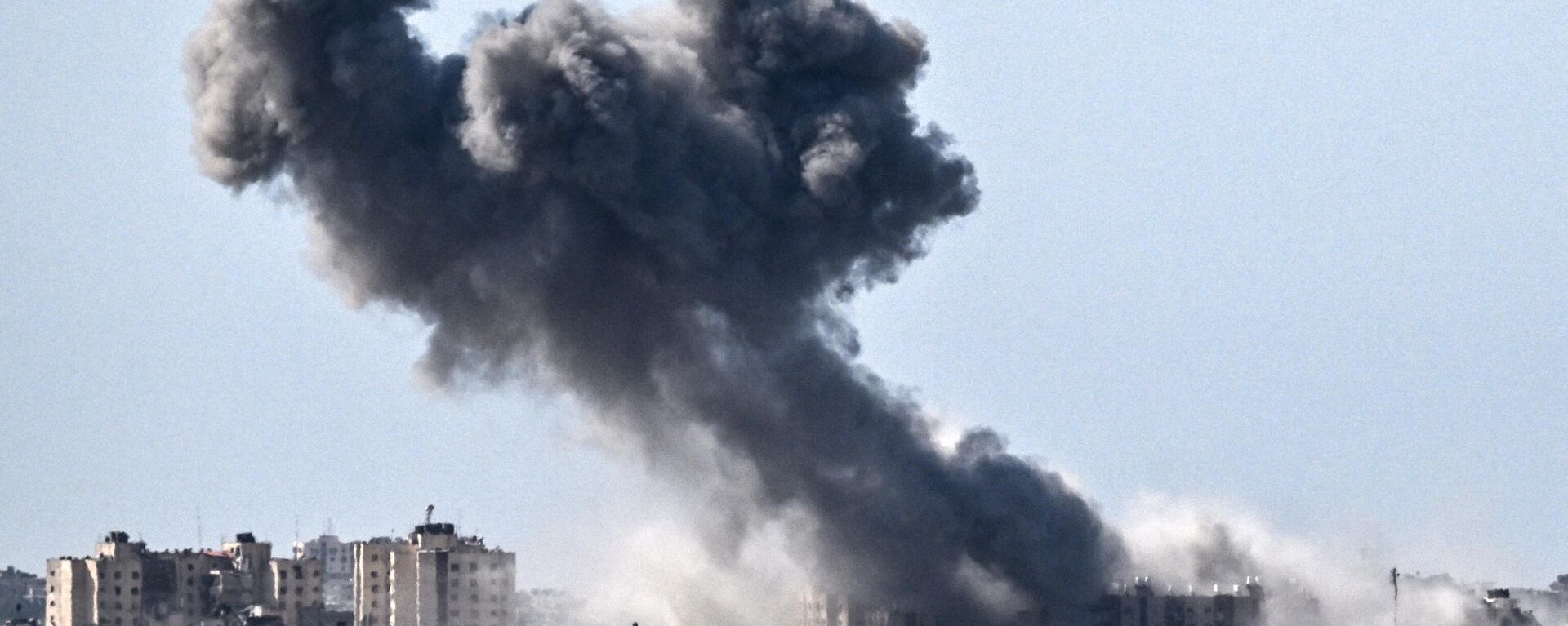 A picture taken from Sderot on October 21, 2023, shows smoke rising over buildings in the Gaza Strip during an Israeli strike, amid the ongoing battles between Israel and the Palestinian group Hamas.  - اسپوتنیک افغانستان  , 1920, 28.10.2023