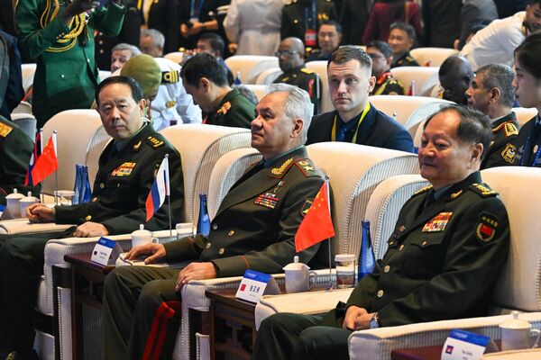 نایب رئیس کمیسیون نظامی مرکزی چین، ژانگ یوشیا (راست) و وزیر دفاع روسیه، سرگئی شویگو (مرکز تصویر) در 30 اکتبر 2023 در مجمع شیانگ‌شان در پکن شرکت کردند. - اسپوتنیک افغانستان  