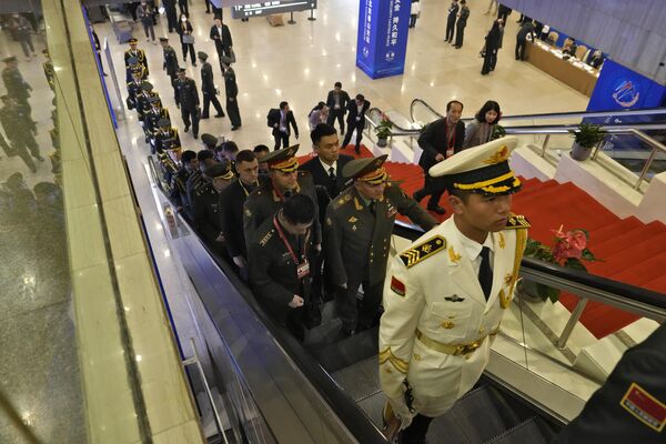 نمایندگان نظامی در حالی که برای شرکت در مراسم افتتاحیه انجمن شیانگ‌شان، گردهمایی مقامات امنیتی منطقه، در پکن، توسط یک گارد افتخاری چینی اسکورت می شوند. - اسپوتنیک افغانستان  