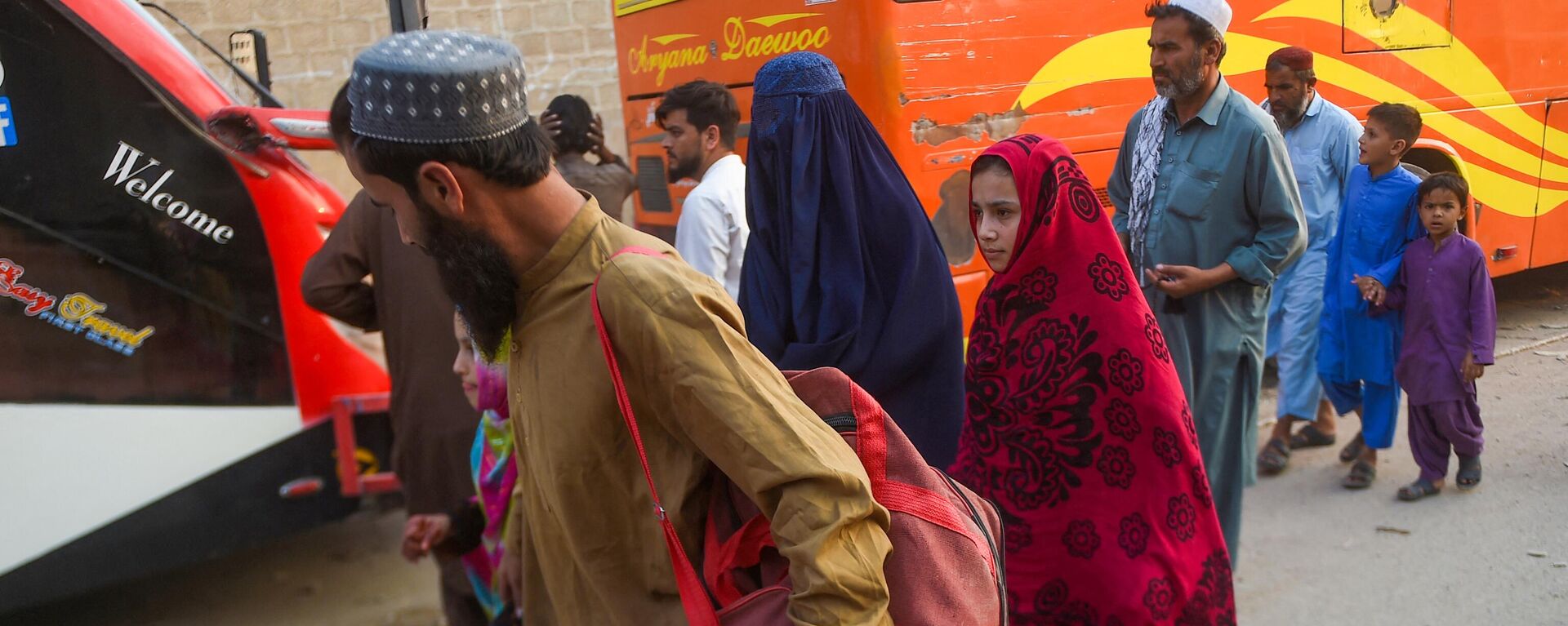 Афганские беженцы прибывают на автовокзал Карачи в провинции Синд - اسپوتنیک افغانستان  , 1920, 01.11.2023