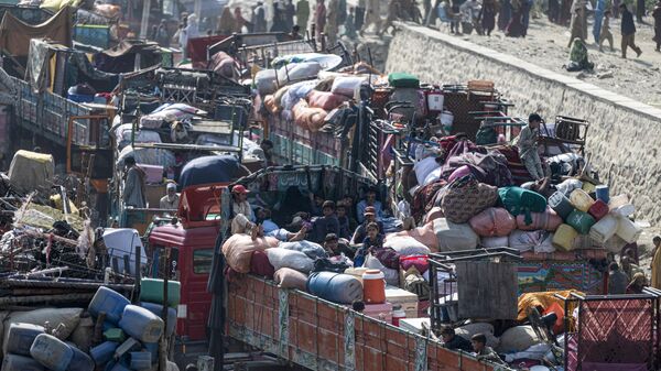 Афганские беженцы прибывают на грузовиках из Пакистана на афгано-пакистанскую границу Торхам в провинции Нангархар - اسپوتنیک افغانستان  