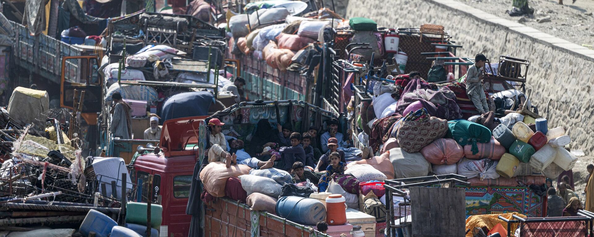 Афганские беженцы прибывают на грузовиках из Пакистана на афгано-пакистанскую границу Торхам в провинции Нангархар - اسپوتنیک افغانستان  , 1920, 01.11.2023