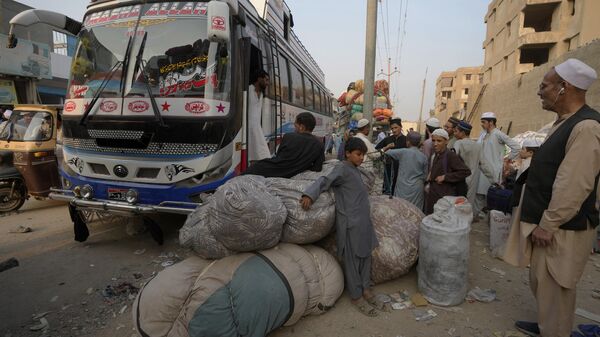 Афганские семьи ждут посадки в автобусы, чтобы отправиться на родину, в Карачи, Пакистан - اسپوتنیک افغانستان  