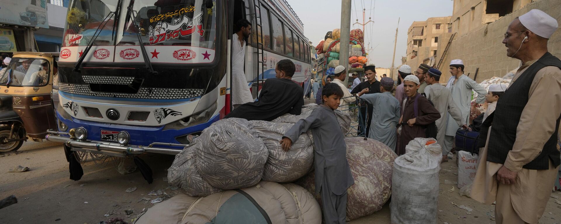 Афганские семьи ждут посадки в автобусы, чтобы отправиться на родину, в Карачи, Пакистан - اسپوتنیک افغانستان  , 1920, 02.11.2023