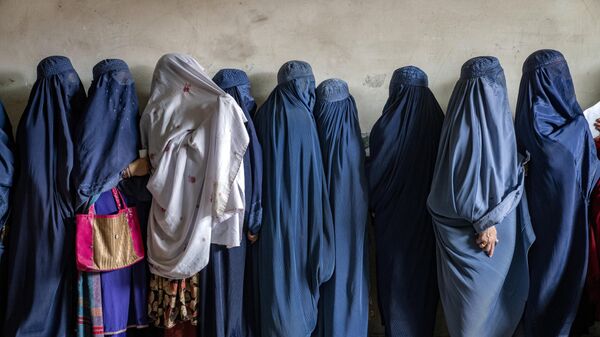 Афганские женщины ожидают получения продовольственных пайков в Кабуле, Афганистан - اسپوتنیک افغانستان  