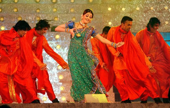 آیشواریا رای (C)، ملکه سابق دوشیزه جهان و هند بالیوود، در &quot;کنسرت تله‌تون کمک&quot; برای کمک به قربانیان سونامی، در اوایل 7 فبروری 2005، در بمبئی اجرا می‌کند.بیش از 200 ستاره و هنرمند سینمای هند و پاکستان در این کنسرت برای جمع آوری کمک های مالی برای ده ها هزار نفری که از سونامی اقیانوس هند در 26 دسامبر 2004 آسیب دیده بودند، اجرا کردند.صنعت فیلم این دو کشور  برای اولین بار برای نمایش آهنگ و رقص بزرگ در بمبئی، شهر زادگاه بالیوود - بزرگترین صنعت فیلم جهان، گرد هم آمدند. - اسپوتنیک افغانستان  