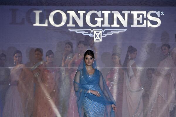 آیشواریا رای، هنرپیشه بالیوود، در مراسم رونمایی از مجموعه ساعت‌های عروس تولیدکننده سوئیسی Longines، در دهلی نو، هند، با طرح تارون تاهیلیانی طراح مد ژست می‌گیرد. - اسپوتنیک افغانستان  