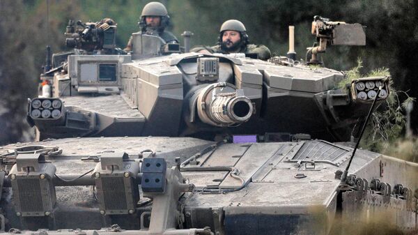 Солдаты израильской армии в башне боевого танка, движущегося по позиции в верхней части Галилеи на севере Израиля недалеко от границы с Ливаном - اسپوتنیک افغانستان  