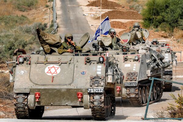 در 31 اکتبر 2023، در بحبوحه افزایش تنش‌های مرزی بین حزب‌الله و اسرائیل در حالی که درگیری‌ها در جنوب با شبه‌نظامیان حماس در نوار غزه ادامه دارد، وسائط ردیابی ارتش اسرائیل در امتداد جاده‌ای در نزدیکی شهر شمالی کریات شمعنا نزدیک مرز با لبنان حرکت می‌کنند. - اسپوتنیک افغانستان  