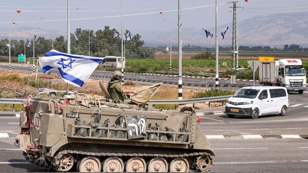 Машина израильской армии движется по дороге возле северного города Кирьят-Шмона недалеко от границы с Ливаном - اسپوتنیک افغانستان  