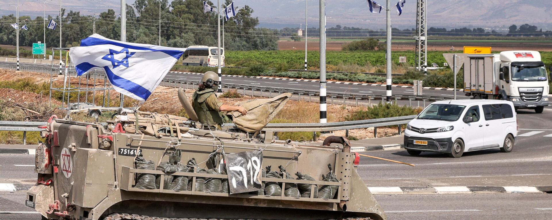 Машина израильской армии движется по дороге возле северного города Кирьят-Шмона недалеко от границы с Ливаном - اسپوتنیک افغانستان  , 1920, 04.11.2023