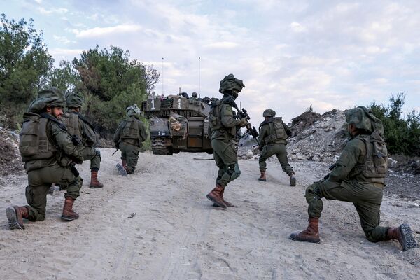 سربازان ارتش اسرائیل در 1 نوامبر 2023 در موقعیتی در منطقه جلیل بالا در شمال اسرائیل در نزدیکی مرز با لبنان منتظر می مانند. - اسپوتنیک افغانستان  