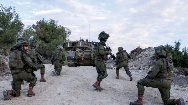 Военнослужащие израильской армии на позиции в верхней части Галилеи на севере Израиля недалеко от границы с Ливаном - اسپوتنیک افغانستان  