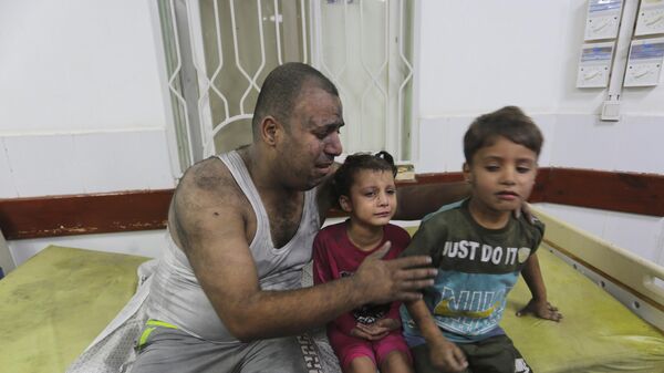 Палестинцы, раненые в результате израильского удара по сектору Газа, ждут лечения в больнице в Рафахе - اسپوتنیک افغانستان  