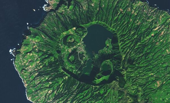جزیره سائو میگوئل بزرگترین، پرجمعیت ترین و فعال ترین آتشفشانی در بین 9 جزیره مجمع الجزایر آزور است. - اسپوتنیک افغانستان  