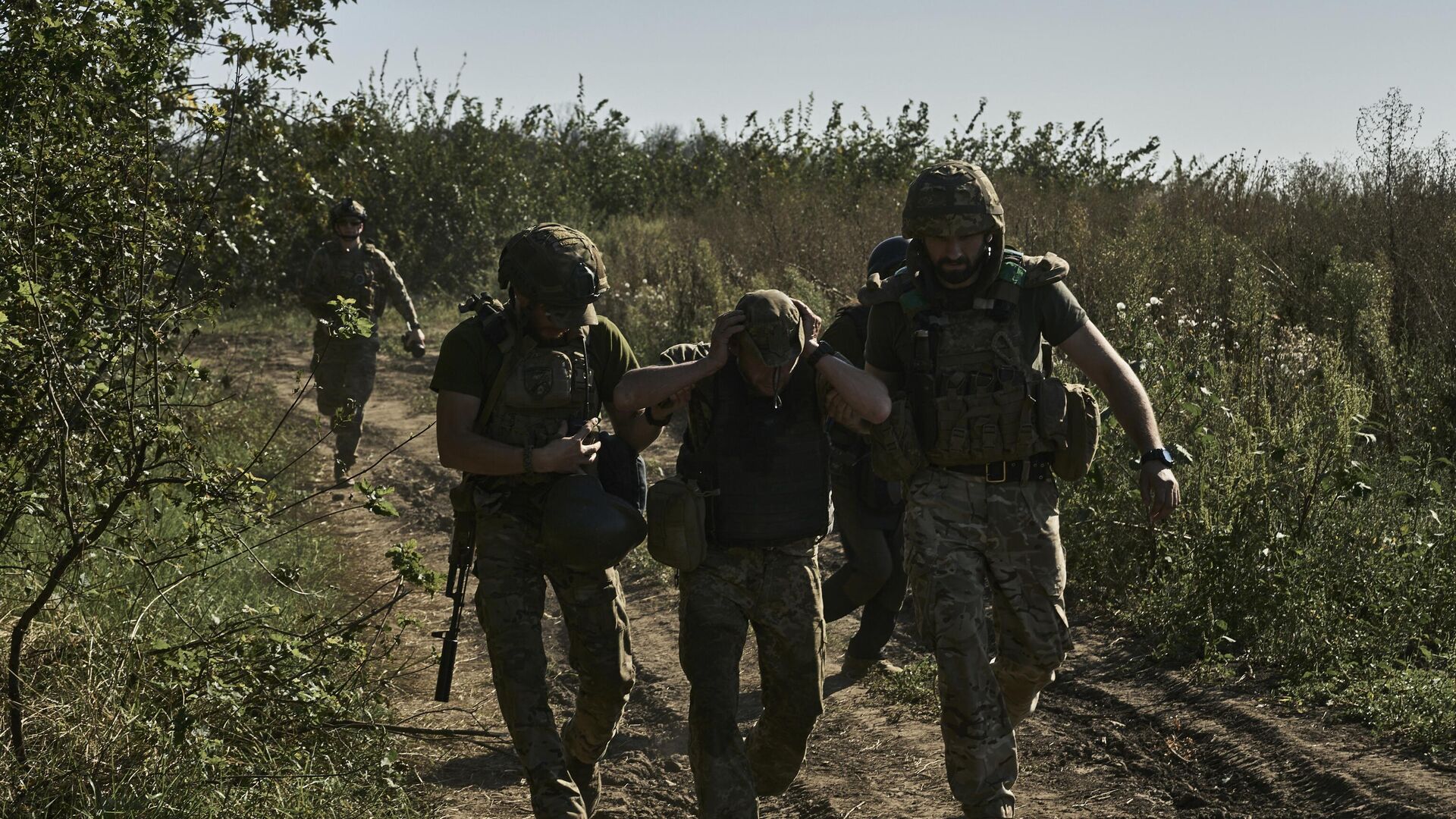 Украинские военные эвакуируют раненого в Донецкой области  - اسپوتنیک افغانستان  , 1920, 08.02.2024