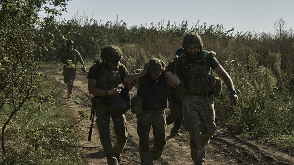 Украинские военные эвакуируют раненого в Донецкой области  - اسپوتنیک افغانستان  
