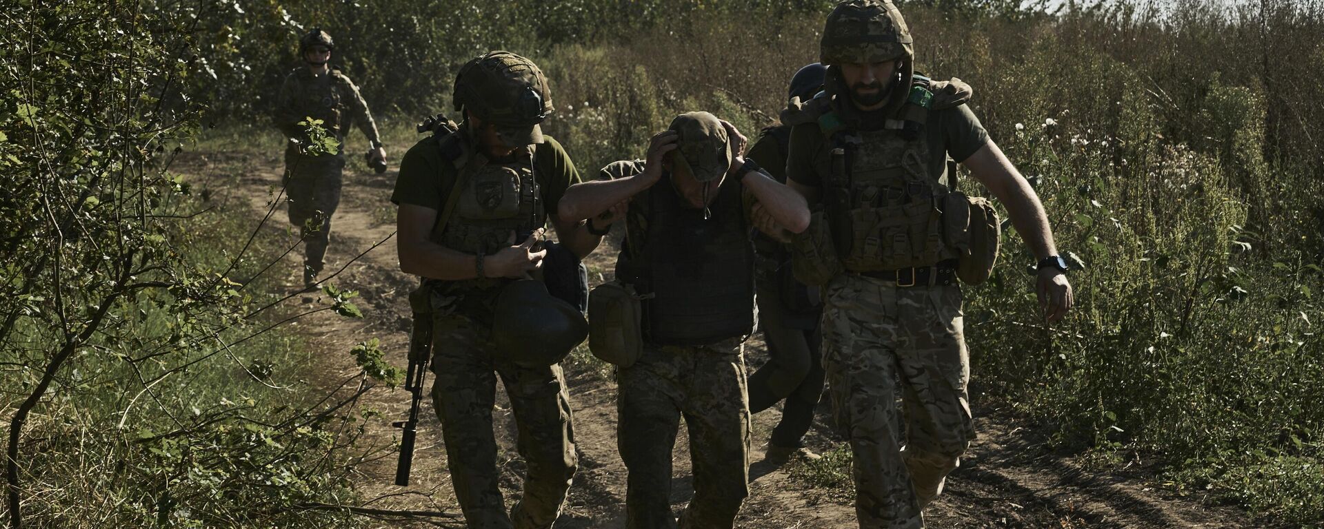 Украинские военные эвакуируют раненого в Донецкой области  - اسپوتنیک افغانستان  , 1920, 08.02.2024